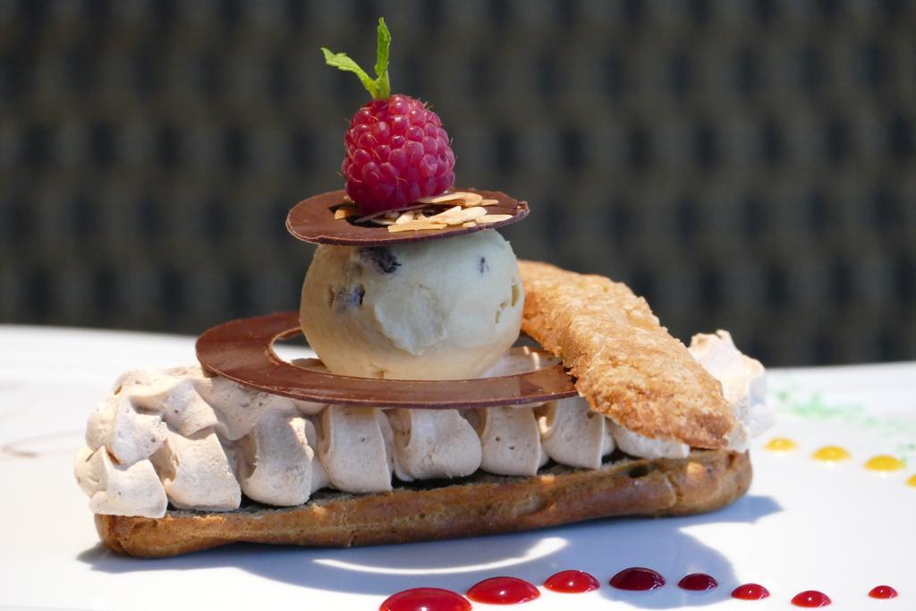 Logis Hotels Le Champalud Restaurant La Citadelle Oree-d'Anjou Esterno foto