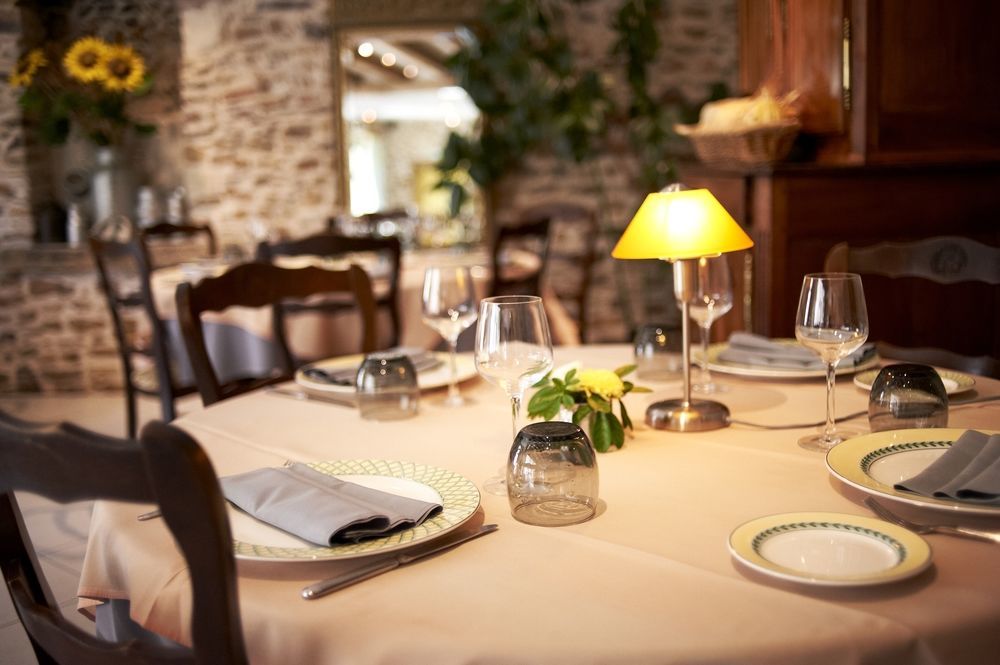 Logis Hotels Le Champalud Restaurant La Citadelle Oree-d'Anjou Esterno foto