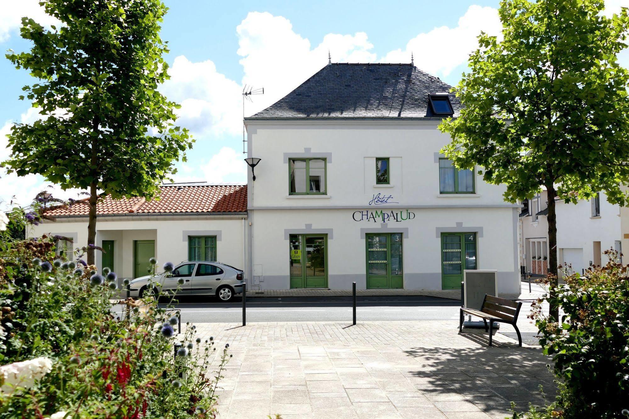 Logis Hotels Le Champalud Restaurant La Citadelle Oree-d'Anjou Esterno foto