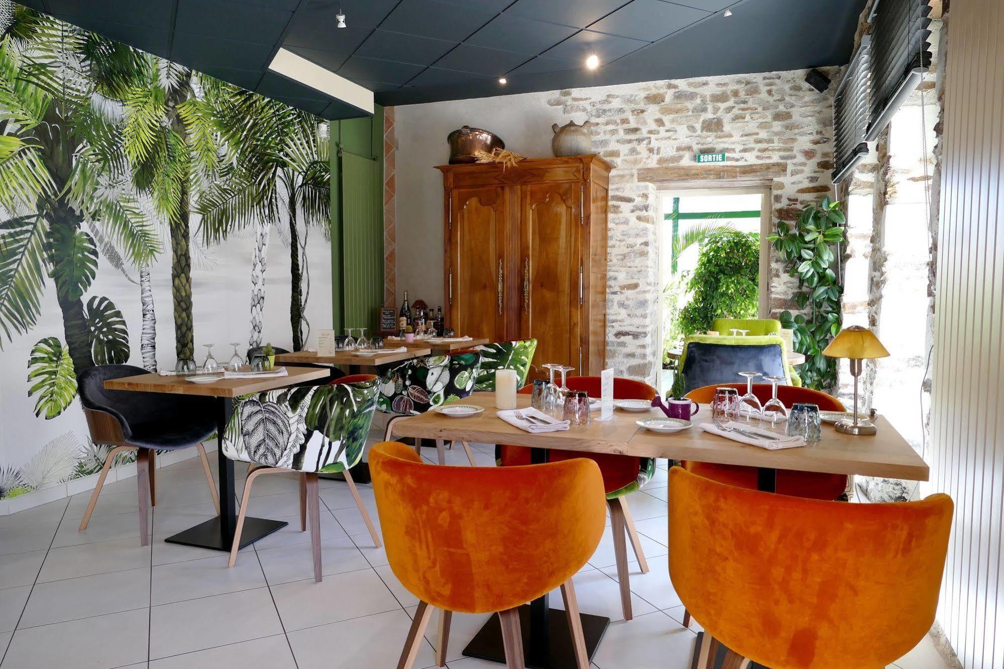 Logis Hotels Le Champalud Restaurant La Citadelle Oree-d'Anjou Esterno foto