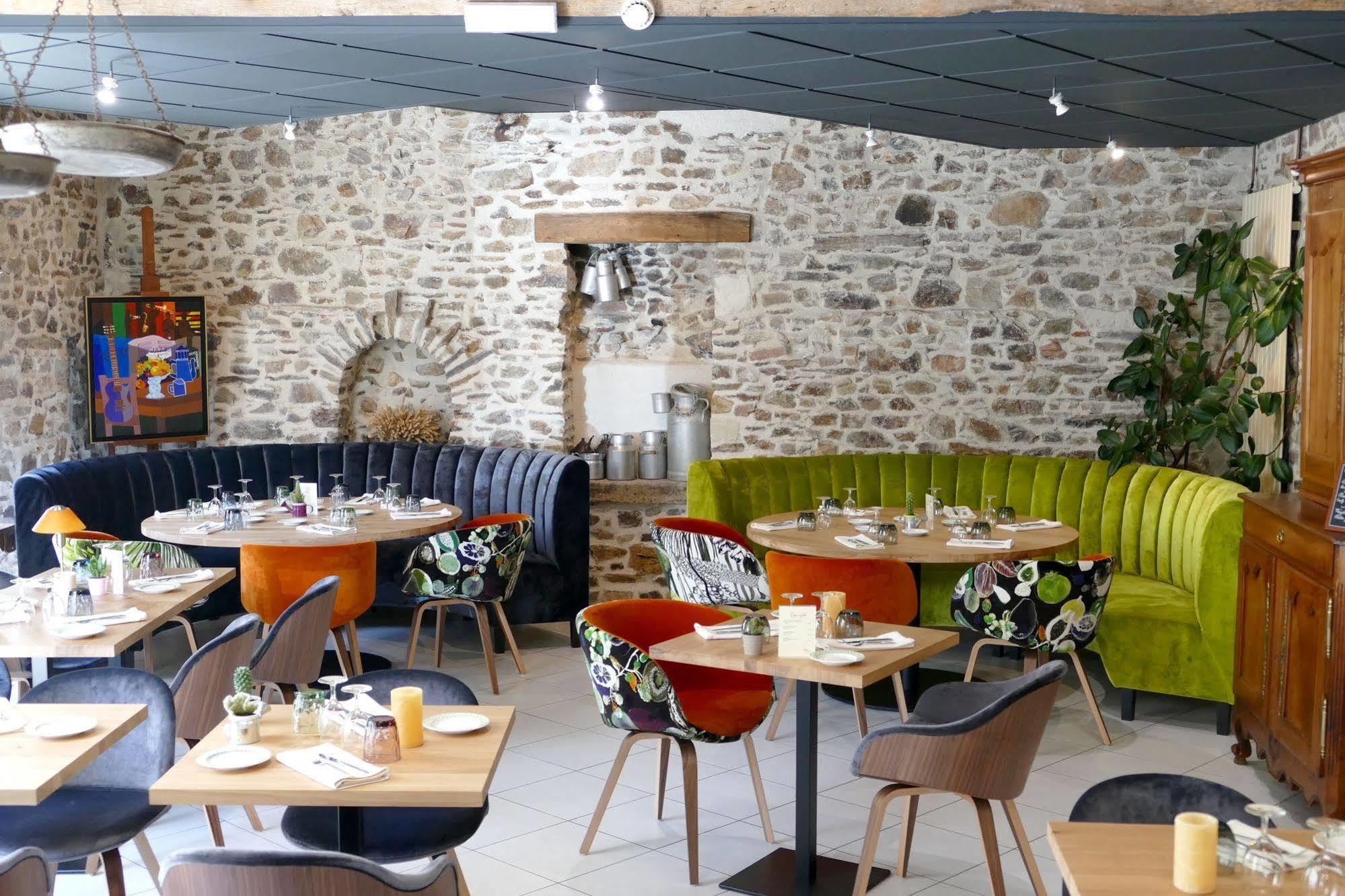 Logis Hotels Le Champalud Restaurant La Citadelle Oree-d'Anjou Esterno foto