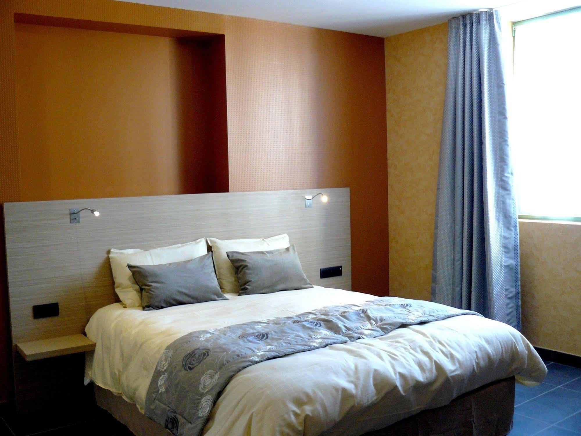 Logis Hotels Le Champalud Restaurant La Citadelle Oree-d'Anjou Esterno foto