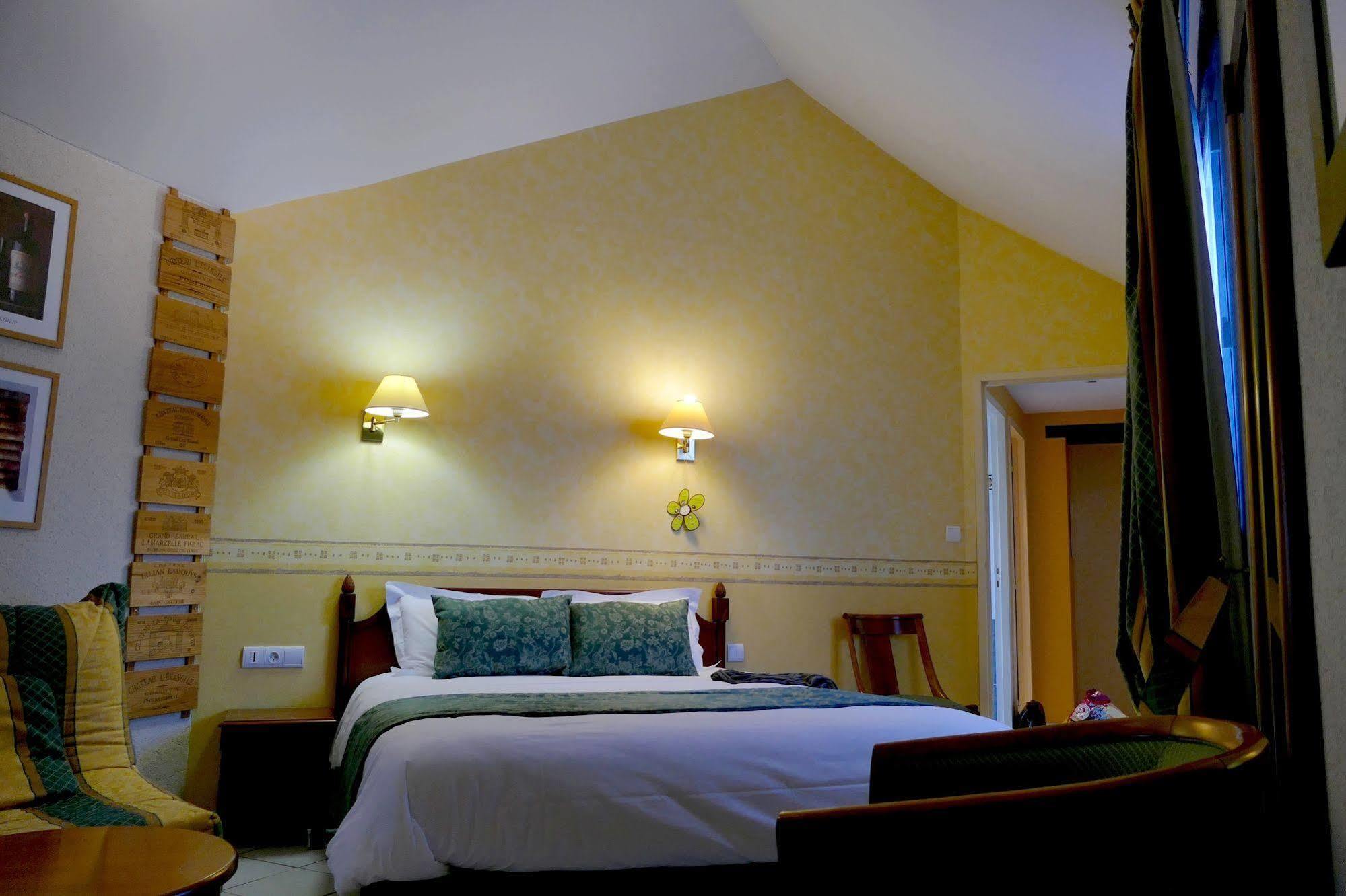 Logis Hotels Le Champalud Restaurant La Citadelle Oree-d'Anjou Esterno foto