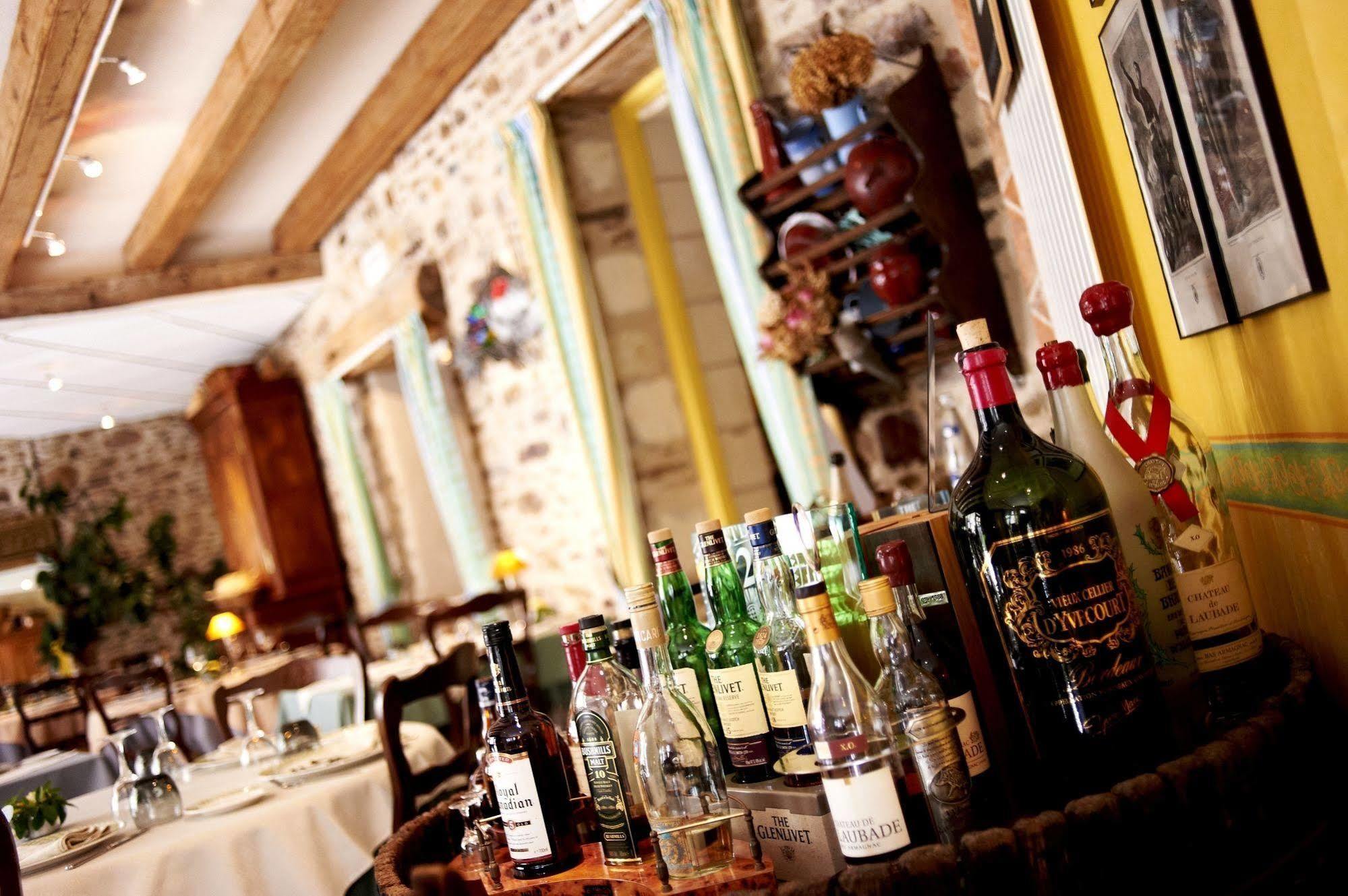 Logis Hotels Le Champalud Restaurant La Citadelle Oree-d'Anjou Esterno foto
