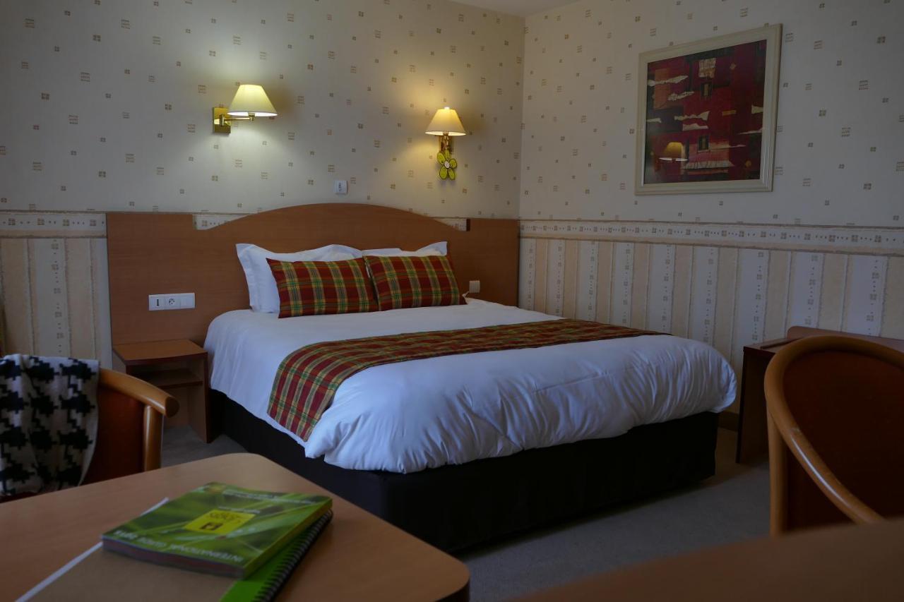 Logis Hotels Le Champalud Restaurant La Citadelle Oree-d'Anjou Esterno foto