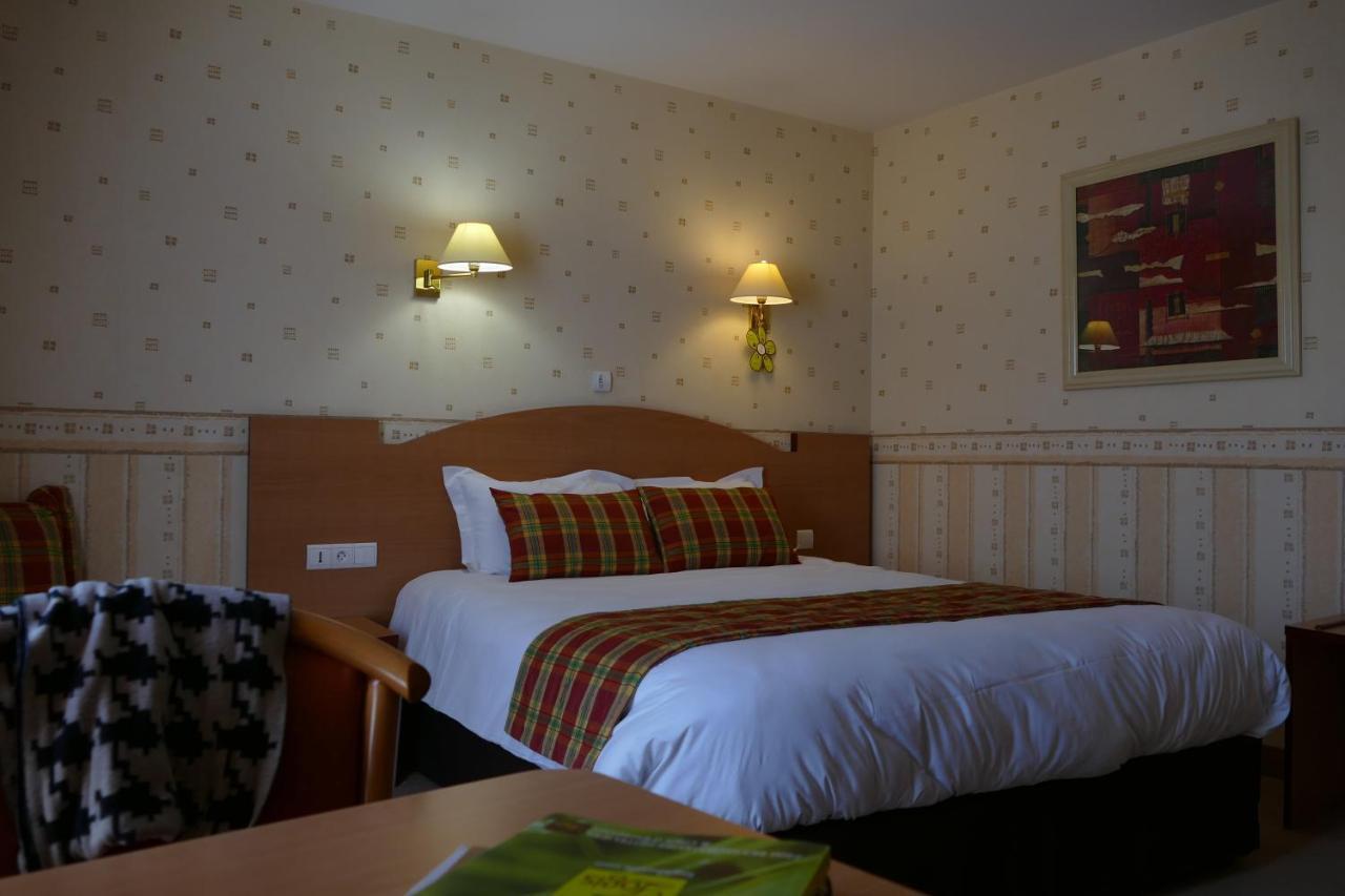 Logis Hotels Le Champalud Restaurant La Citadelle Oree-d'Anjou Esterno foto